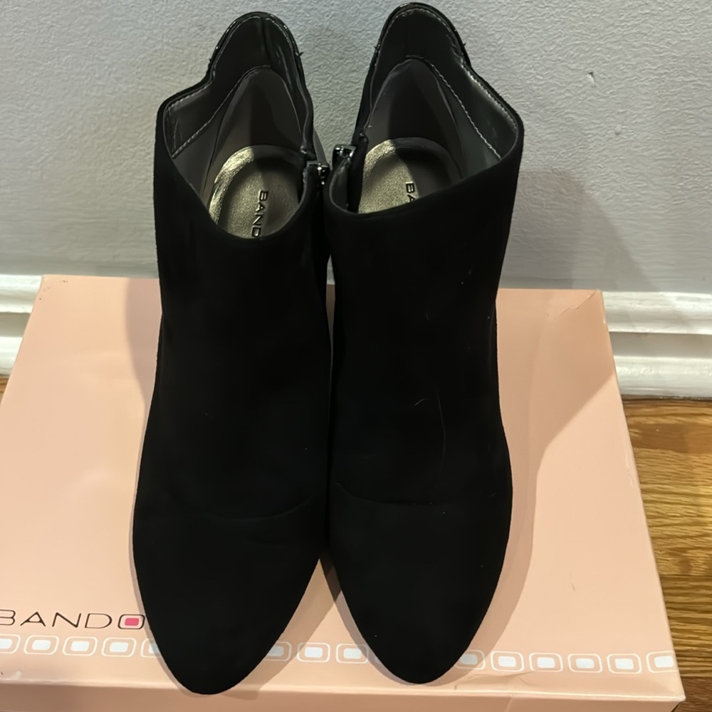 Bandolino, black 8 1/2 booties